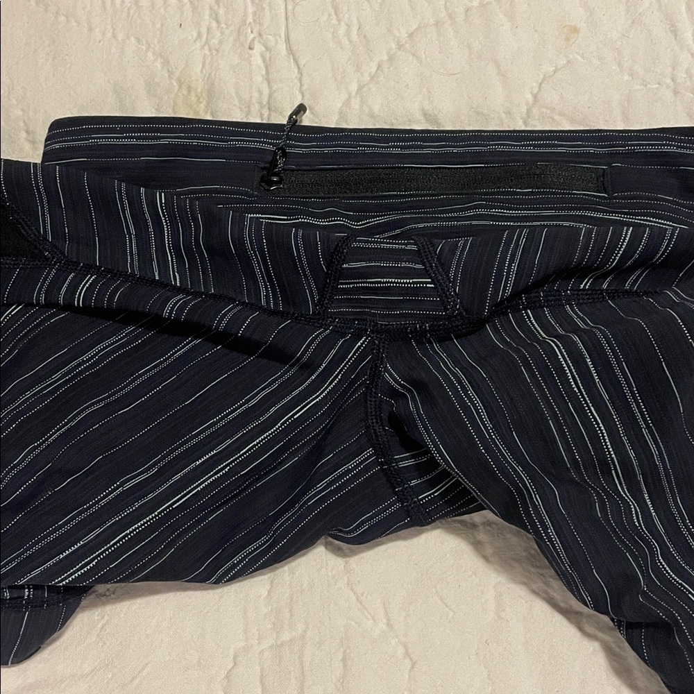Women's Lululemon tights size 6 and perfect condition - Picture 4 of 5